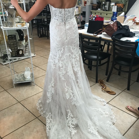 Gorgeous Essence of Australia wedding gown - Picture 2 of 5